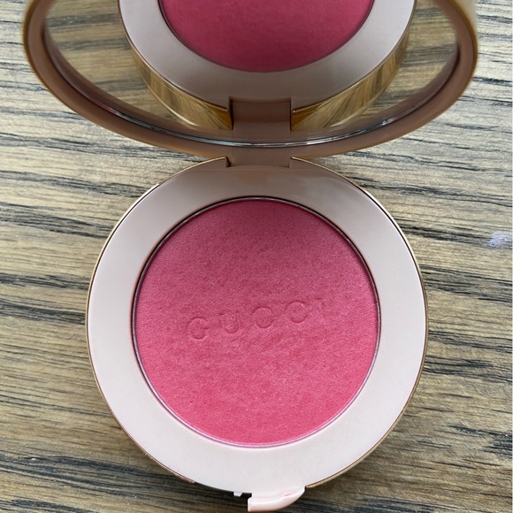 Gucci Gold Star Powder Compact - Picture 2 of 3